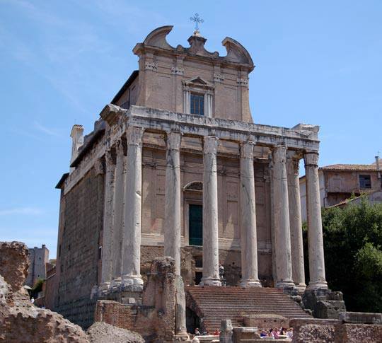 IL TEMPIO DI ANTONINO E FAUSTINA