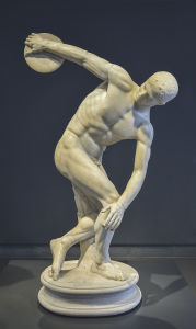 "Discobolus in National Roman Museum Palazzo Massimo alle Terme" di Livioandronico2013 - Opera propria. Con licenza CC BY-SA 4.0 tramite Wikimedia Commons - http://commons.wikimedia.org/wiki/File:Discobolus_in_National_Roman_Museum_Palazzo_Massimo_alle_Terme.JPG#/media/File:Discobolus_in_National_Roman_Museum_Palazzo_Massimo_alle_Terme.JPG